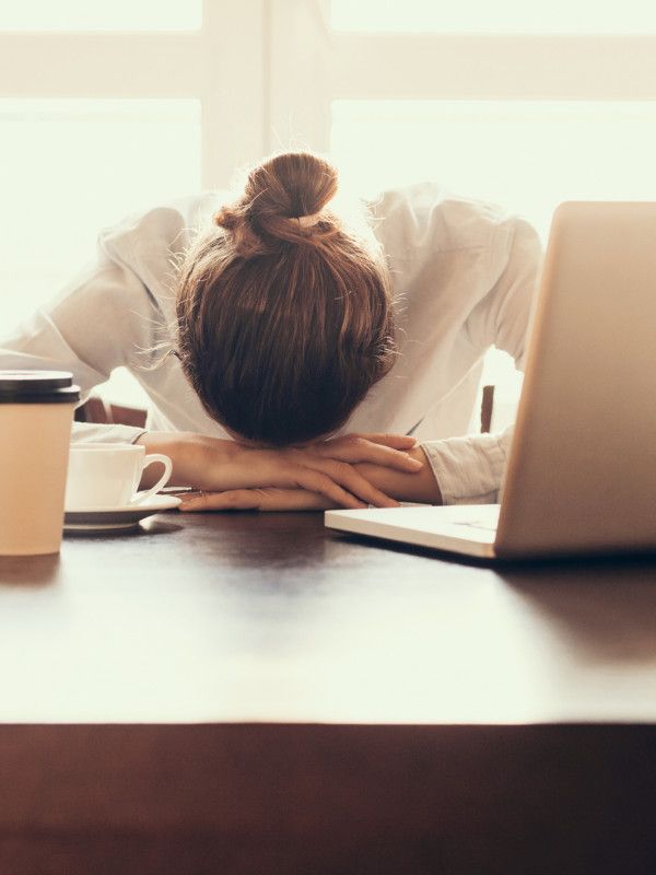 Mujer ejecutiva con insomnio en la menopausia experimentando fatiga y falta de descanso